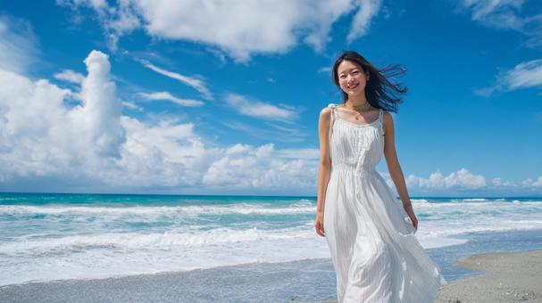 夏の青空と海と白い服の女性 夏の青空と海と白い服の女性の写真