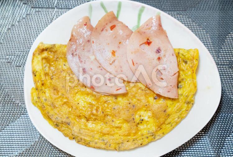 美味しそうなハムとオムレツの写真。朝食のイメージ。 ハム,オムレツ,朝食の写真素材