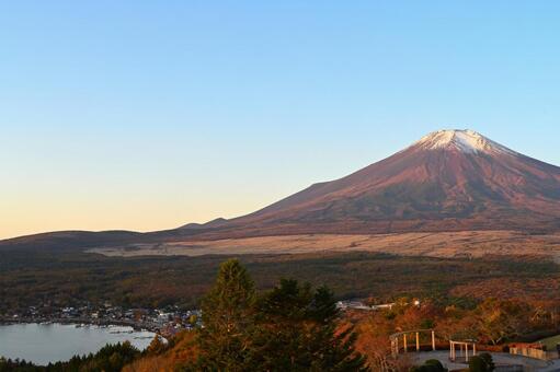 赤富士と山中湖 赤富士,山中湖,朝日の写真素材