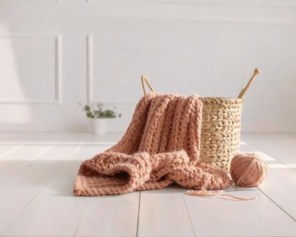 白い部屋に編み物と籠の写真