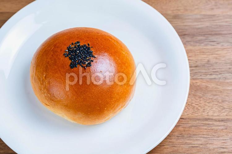 白皿にのったあんぱん あんぱん,パン,和菓子の写真素材