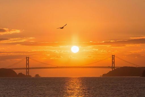 朝焼けの中の飛翔　因島大橋初日の出 海,風景,日本の写真素材