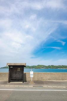 海岸通りのバス停 海岸通りのバス停 海,海岸,海岸沿いの写真素材