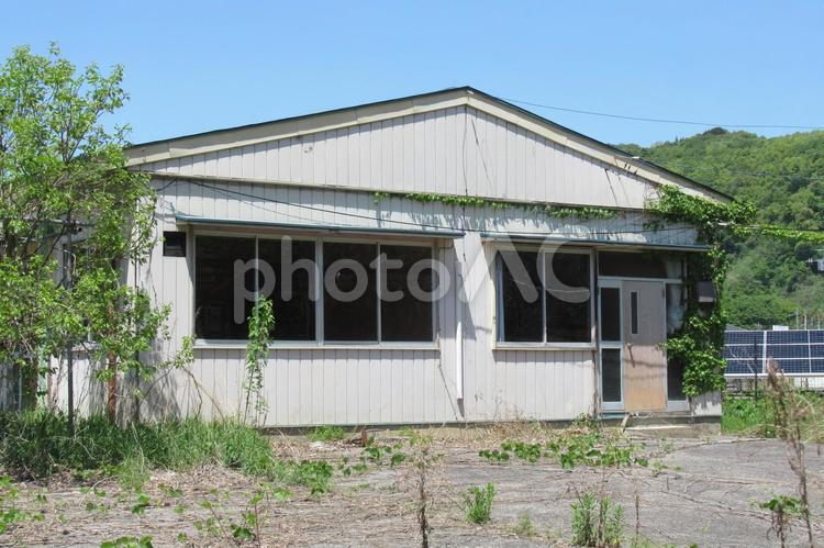 郊外に残る大きめな平屋の空き家 建物,家,家屋の写真素材