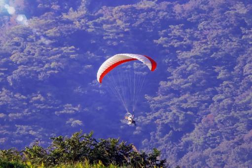 エンジン付きパラグライダー エンジン付きパラグライダー,パラモーター,モーターパラグライダーの写真素材