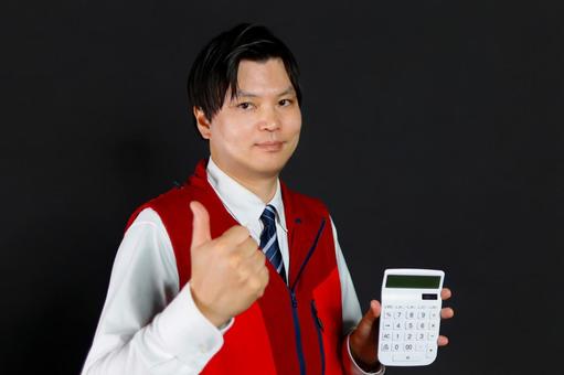 電卓を持った男性 電卓を持った男性 男性,電卓,ビジネスの写真素材