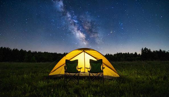 夜の星空の下のテントキャンプ 夜の星空の下のテントキャンプの写真