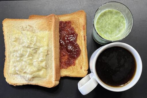 いちごともやしにチーズのトースト等の昼食 昼食,自家栽培,いちごジャムの写真素材