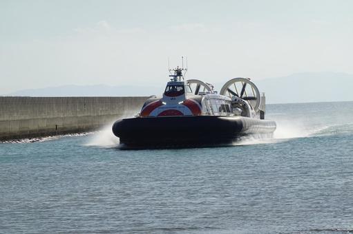 到着するホーバークラフト（遠景） ホーバークラフト,ホバークラフト,船の写真素材