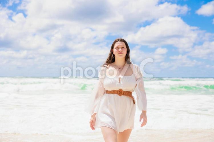 海辺を歩く白いドレスの白人の少女の横顔 海,ビーチ,夏の写真素材