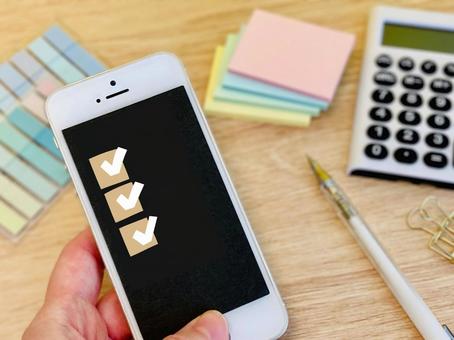 スマホのタスク管理アプリを使う スマホのタスク管理アプリを使う スマホ,チェックリスト,タスクの写真素材