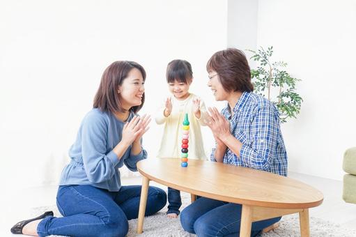 子供と遊ぶ幸せな家族イメージ 子供と遊ぶ幸せな家族イメージ 娘,一人っ子,年末年始の写真素材