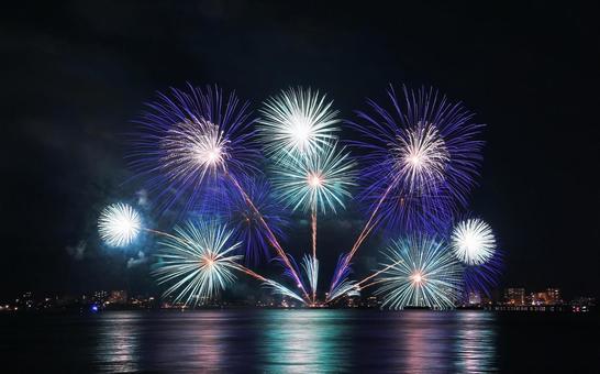 夜空を彩る湖上打ち上げ花火/松江水郷祭 花火,夏,風物詩の写真素材