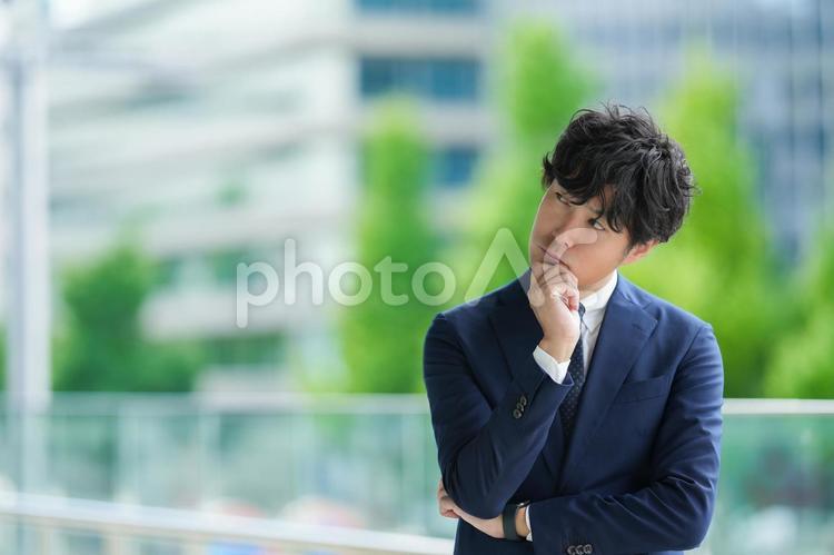 緑とオフィスのビジネスマン 人物,ビジネス,男性の写真素材