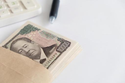 現金の束と電卓のある机上風景 現金の束と電卓のある机上風景 お金,現金,一万円札の写真素材