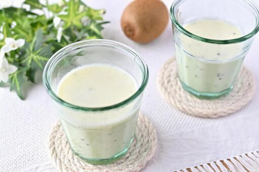 キウイのスムージー キウイ,スムージー,牛乳の写真素材