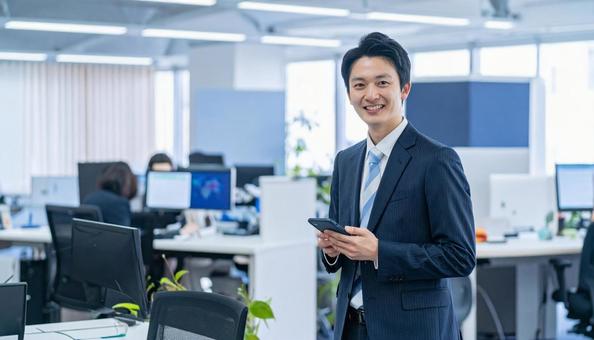 オフィスで働く日本人システムエンジニア オフィスで働く日本人システムエンジニアの写真