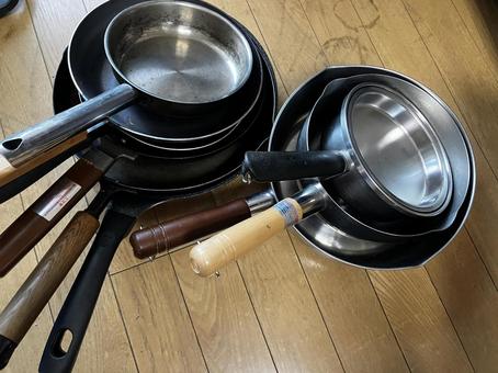実家の断捨離 断捨離,実家,フライパンの写真素材