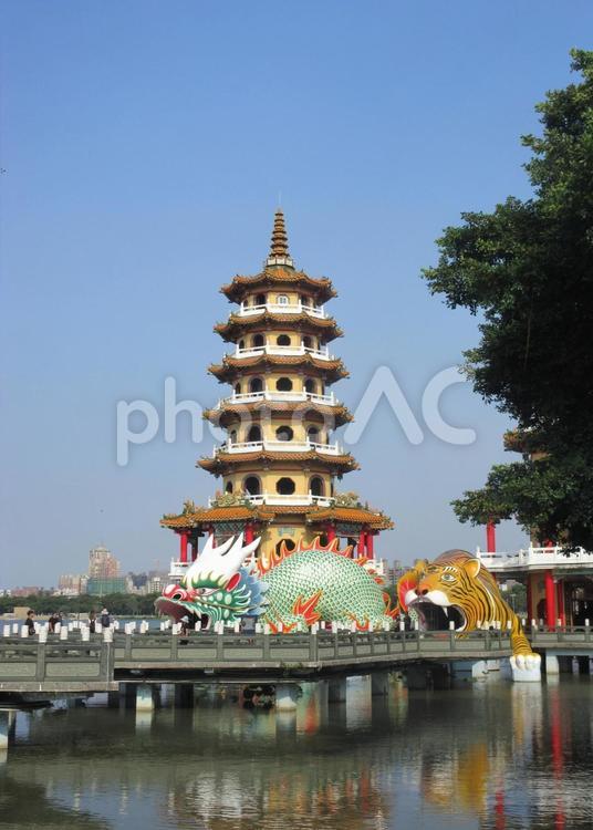 龍虎塔 龍虎塔,台湾,ドラゴンの写真素材