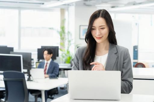 オフィスで仕事をする若いビジネスウーマン オフィスで仕事をする若いビジネスウーマン ビジネス,女性,オフィスの写真素材