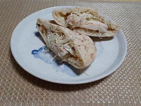 サラダチキンピタサンド サラダチキンピタサンドの写真