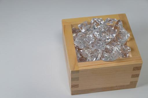 檜の枡に満たされた氷の俯瞰 枡,木製,檜の写真素材