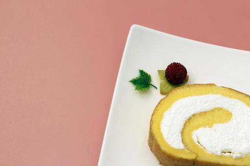 クリームロールケーキのアップ ロールケーキ,クリーム,スイーツの写真素材