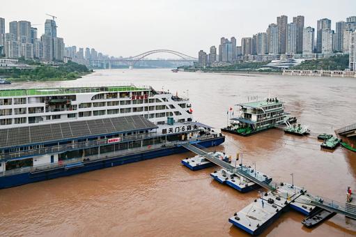 重慶の街並みと長江の眺め  重慶,長江,都市の写真素材