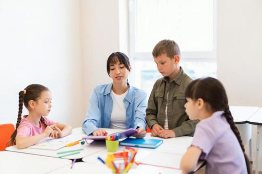 ノートを見せる先生 女性,女の子,男の子の写真素材