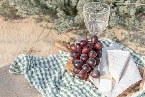 カッティングボードの上のぶどうやチーズ カマンベール,チーズ,断面の写真素材