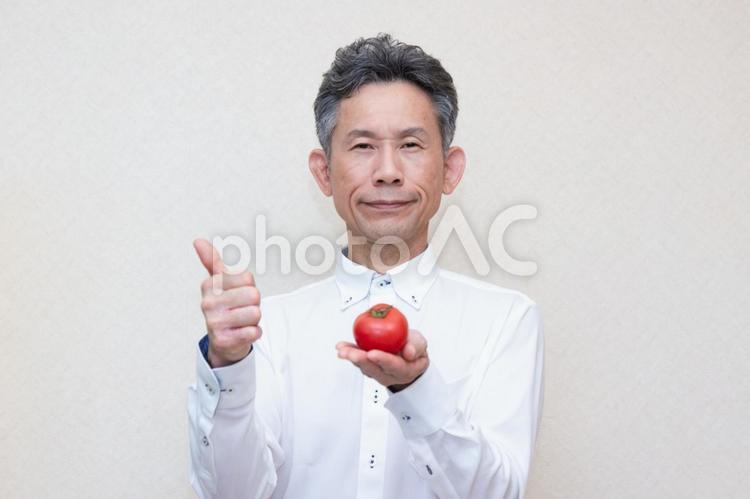 トマトと中年男性3 トマト,ナス科,ナス属の写真素材