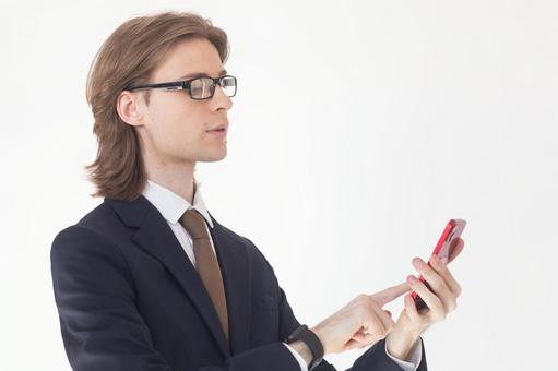 スマートフォンを使うスーツの横向きの男性 男性,外国人,欧米人の写真素材