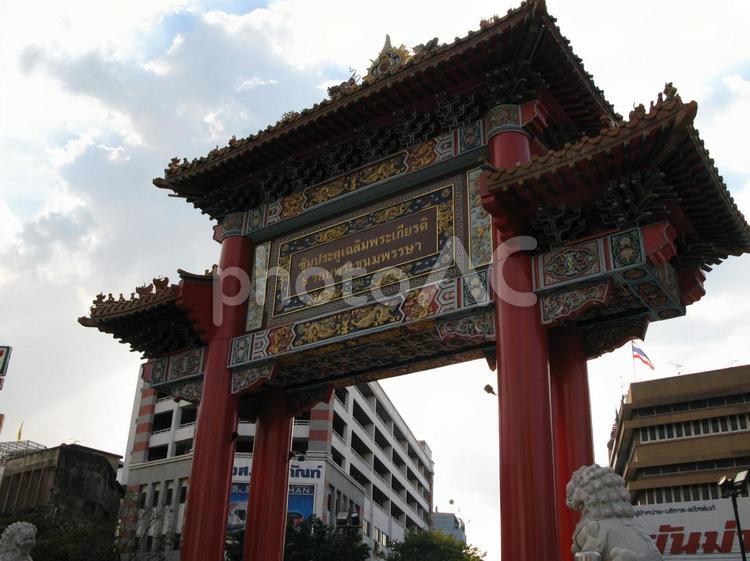 タイ　バンコク　チャイナタウンの門 中華街,門,タイの写真素材