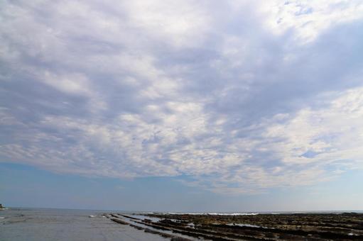 青島の海岸 雲の多い空 青島の海岸 雲の多い空 海,海岸,岩の写真素材