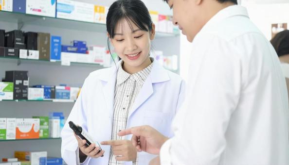 笑顔で働く薬剤師 笑顔で働く薬剤師の写真