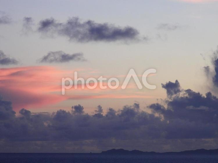 厚い雲の夕暮れ 夕焼け,サンセット,黄昏の写真素材