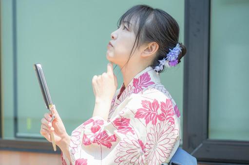 考える和服女性 考える和服女性 女性,浴衣,美人の写真素材