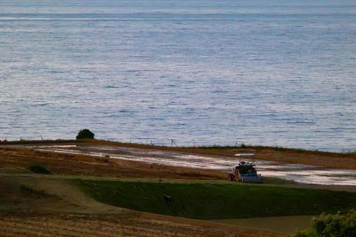 A field with the scent of sea breeze and a tractor, tractor, field, beach, JPG
