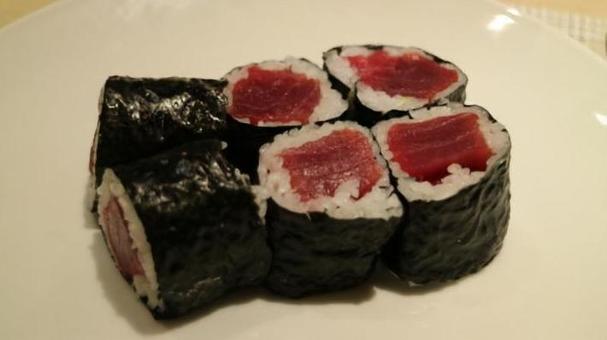 Photo, super delicious tuna rolls 2022, high-quality tuna, high-quality seaweed, 