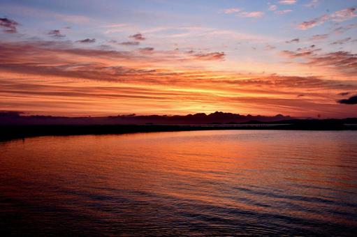 朝焼けの海の写真