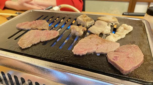 ガス鉄板で焼いているホルモン焼肉 ガス鉄板で焼いているホルモン焼肉 焼肉,ホルモン,焼肉屋の写真素材