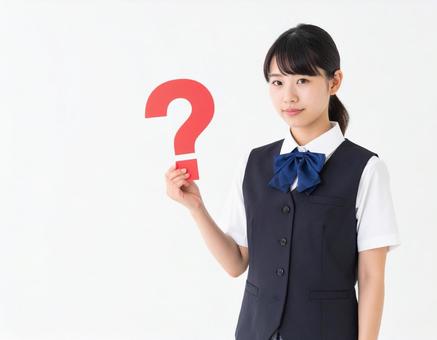はてなマーク(?)を持った女子生徒 はてなマーク(?)を持った女子生徒の写真