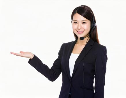 案内するオペレーター女性 案内するオペレーター女性の写真