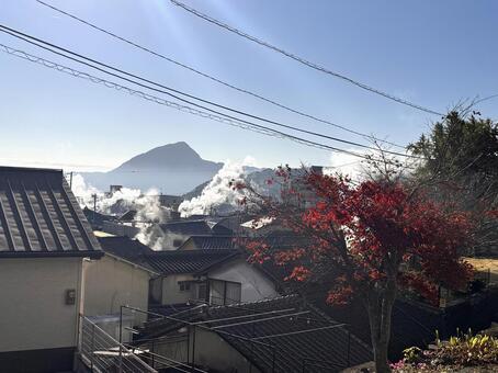 紅葉と湯煙/別府市 風景,秋,空の写真素材