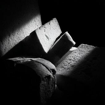 光と影に照らされたバゲットのモノクロ写真 光と影に照らされたバゲットのモノクロ写真の写真