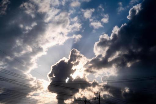 雲の晴れ間を巨人が歩いているような 雲の晴れ間を巨人が歩いているような 空,雲,黒い雲の写真素材