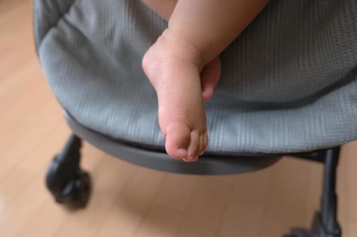 バウンサーに乗る赤ちゃんの足 バウンサーに乗る赤ちゃんの足 バウンサー,足,赤ちゃんの写真素材