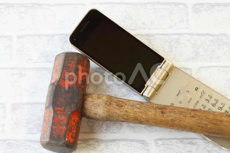 古い携帯電話とハンマー 携帯電話,ケータイ,ガラケーの写真素材