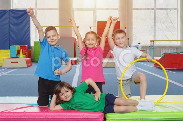 マットの上でポーズをする笑顔の子供たち 子供,ポーズ,笑顔の写真素材