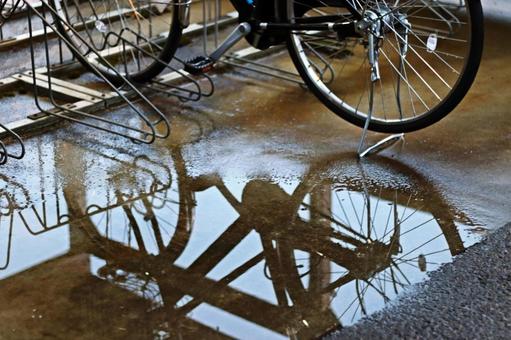 水溜まりと自転車 水溜まりと自転車の写真